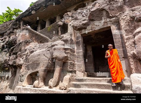 Das Ajanta-Höhlenkloster: Ein Meisterwerk buddhistischer Kunst im Herzen Indiens!