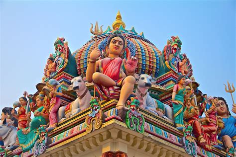  Das  Sri Maha Mariamman Tempel: Ein farbenfrohes Fenster in die hinduistische Kultur