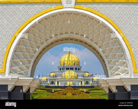  Der Istana Negara: Ein Prachtstück der Malayischen Architektur und Sitz der Königlichen Macht!