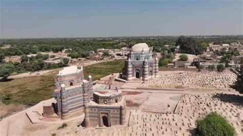 Der Uch Sharif: Ein Mystischer Tempel mitten im Grünen!