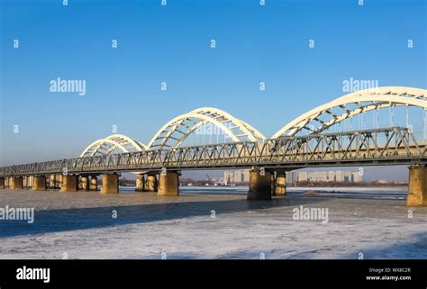 Die Songhua-Fluss-Brücke - Eine ikonische Verbindung zwischen Vergangenheit und Gegenwart!