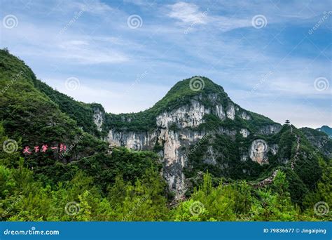  Die Yunyang-Schlucht - Ein malerischer Ort voller Wasserfälle und uralter Mythen!